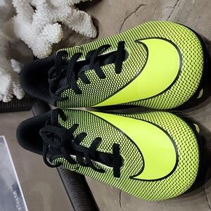 Youth Sz 5.5 Nike Bravata Cleats Tennis.